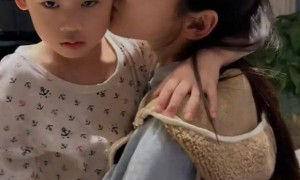 秋瓷炫与公婆共住北京大平层,与公公亲密拥抱像父女,儿子颜值抢镜