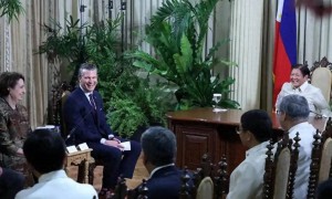 美军逼近南海，美防长打来电话，董军是否接听？中方仅回应一句话
